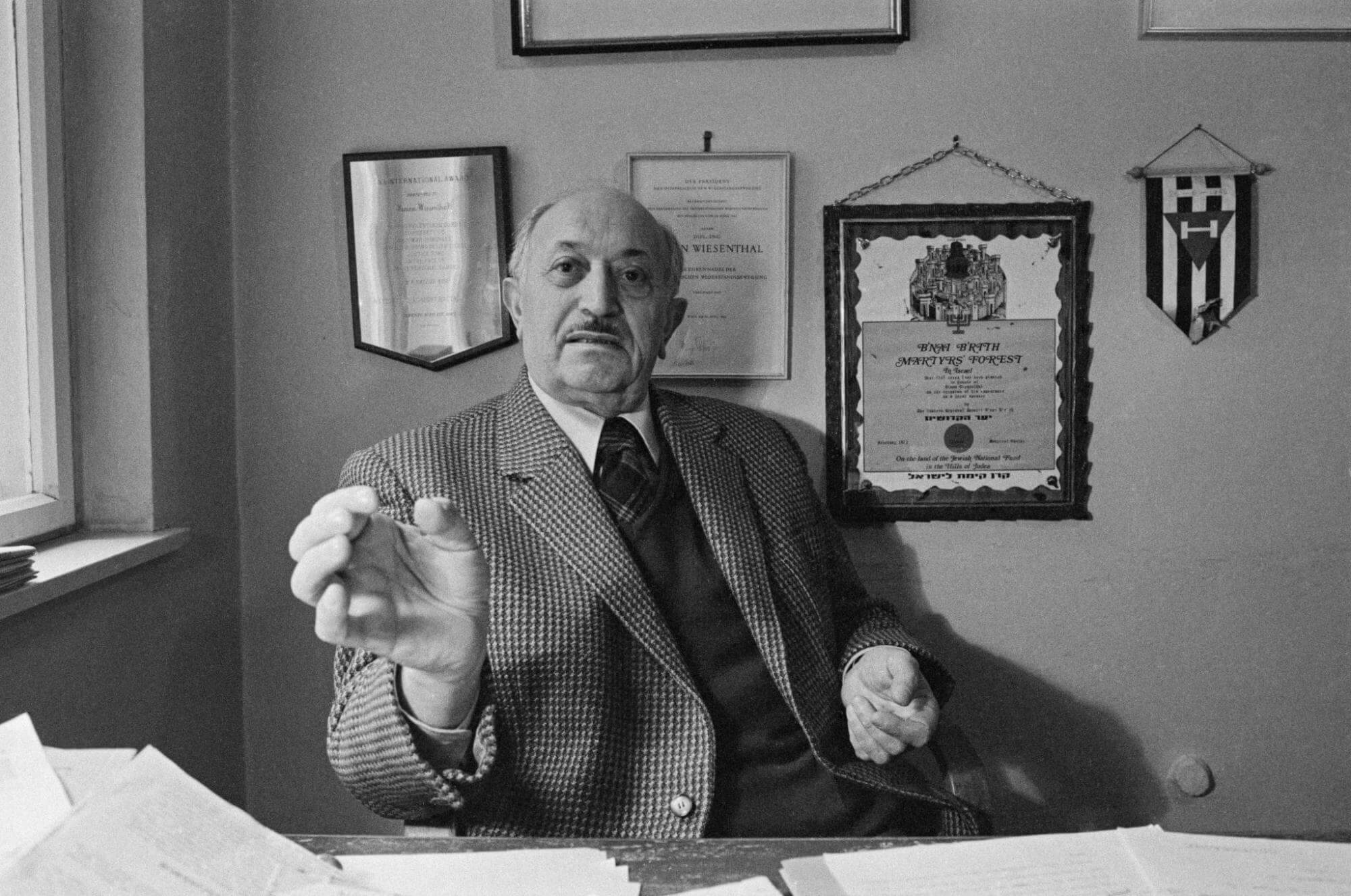 Schwarz-Weiß-Foto von Simon Wiesenthal sitzend an seinem Schreibtisch